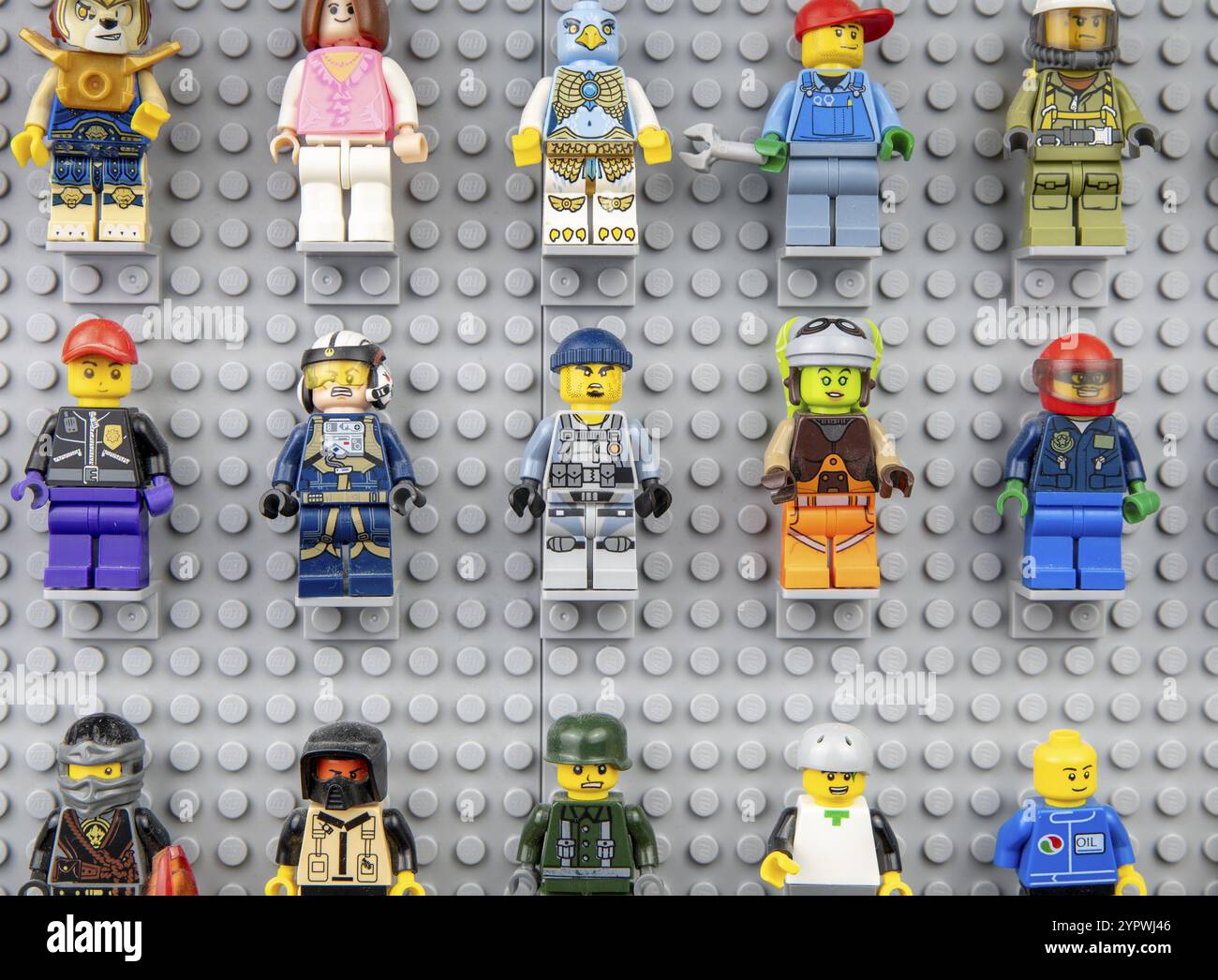 Nova Bana, Slowakei, 5. November 2023 : Lego-Minifiguren an der Wand. LEGOÂ® Minifiguren auf Lego-Grundplatten in Folge, Europa Stockfoto