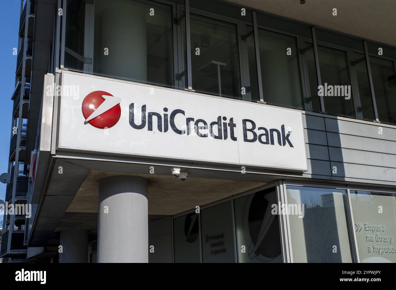 Bratislava, Slowakei, 20. Januar 2024: UniCredit Bank Zweigstelle in Bratislava. Slowakei. UniCredit S.p.A. ist eine internationale Bankengruppe mit Sitz Stockfoto