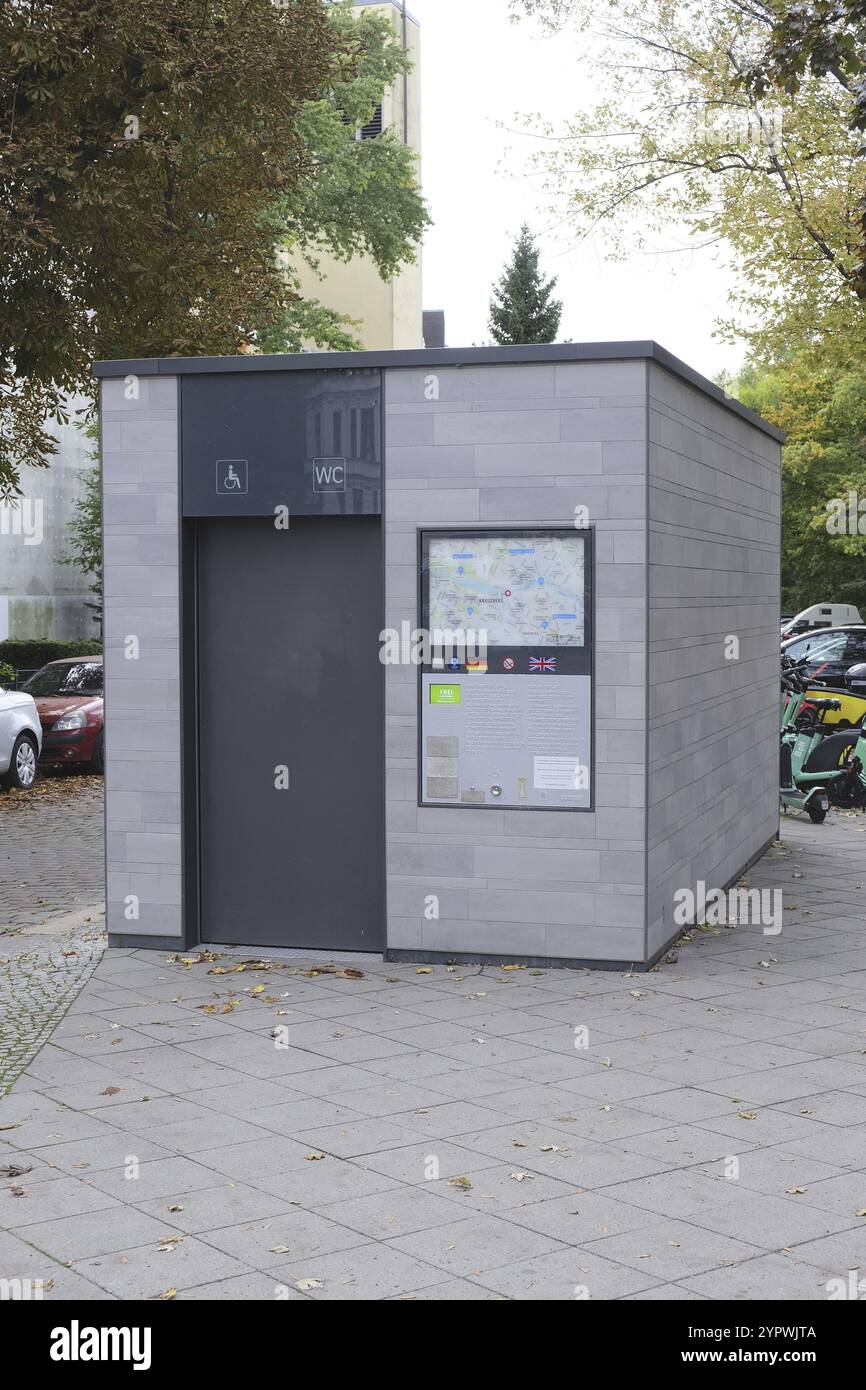 Berlin, Deutschland, 12. Oktober 2023, öffentliche Toilette in Planufer in Kreuzberg, Europa Stockfoto