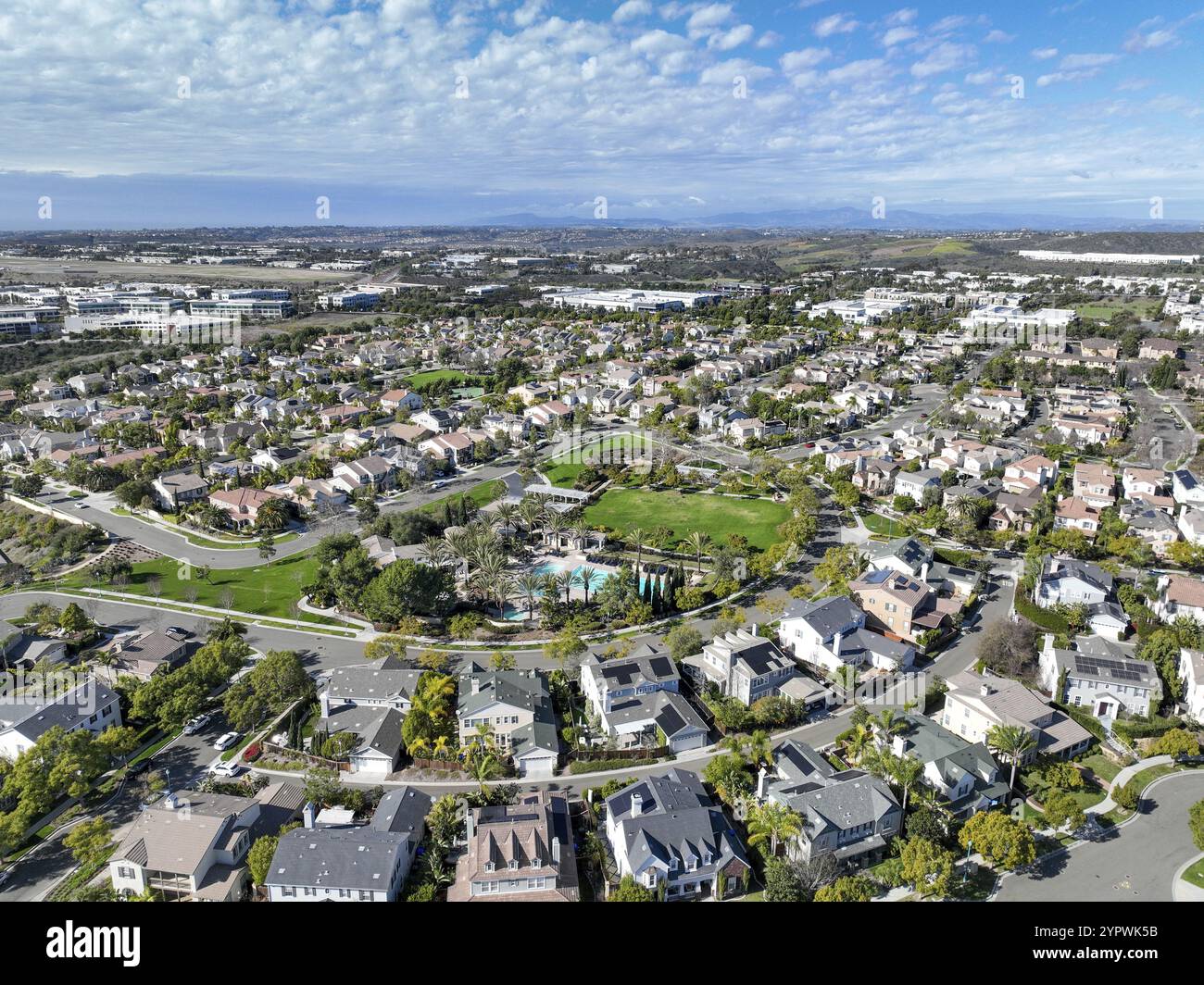 Blick aus der Vogelperspektive auf eine große Villa in der wohlhabenden Wohnstadt Carlsbad, Südkalifornien, USA. Hochwertige 4K-Aufnahmen Stockfoto