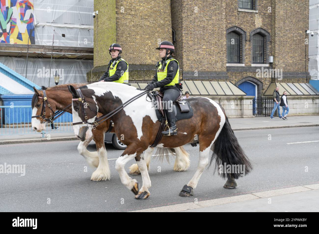 London, UK, 21. März 2024: London Metropolitan Police Officers on Horses on Tower Bridge Stockfoto