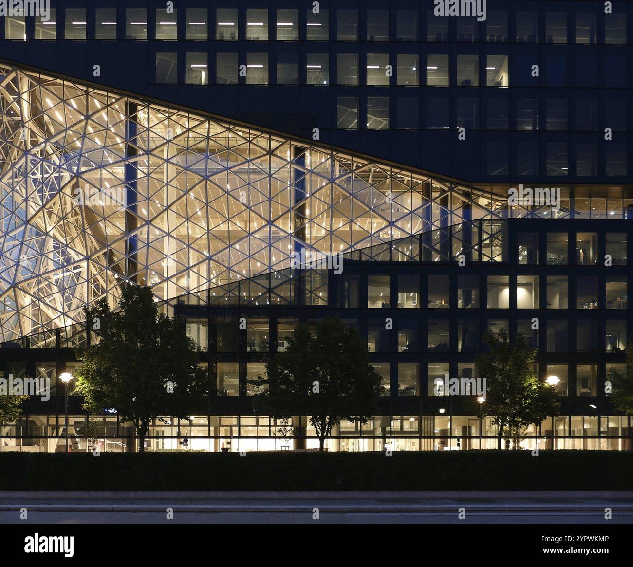 Nächtlicher Blick auf die markante Glasfront des neuen Axel Springer Verlags im Zentrum Berlins Stockfoto