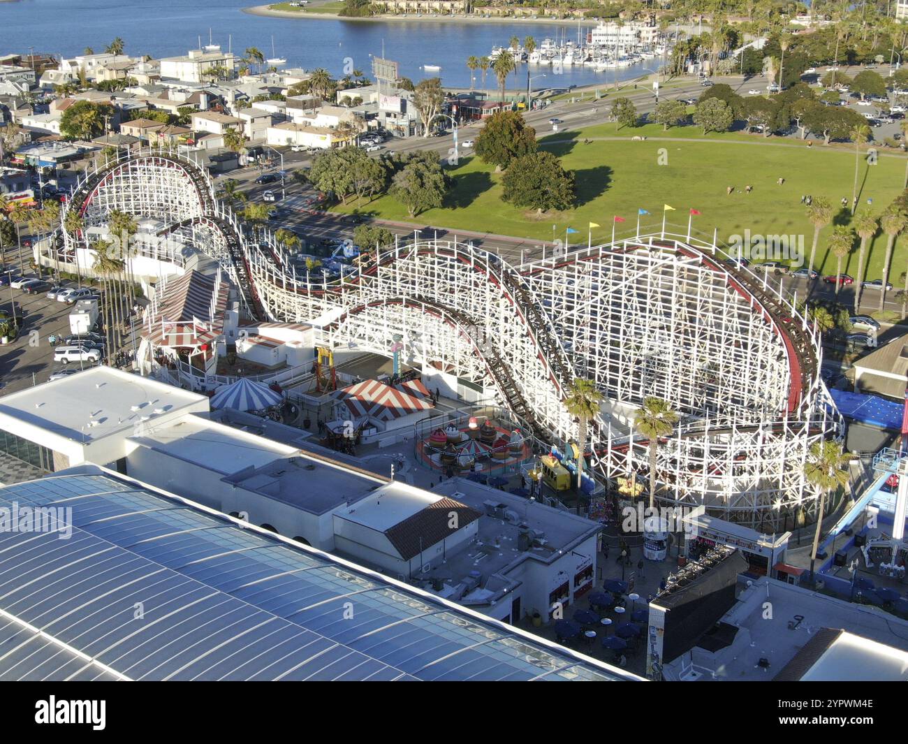 Aus der Vogelperspektive die berühmte Achterbahn „Giant Dipper“ im Belmont Park, einem Vergnügungspark, der 1925 an der Promenade von Mission Beach in San Diego, Kalifornien, erbaut wurde Stockfoto
