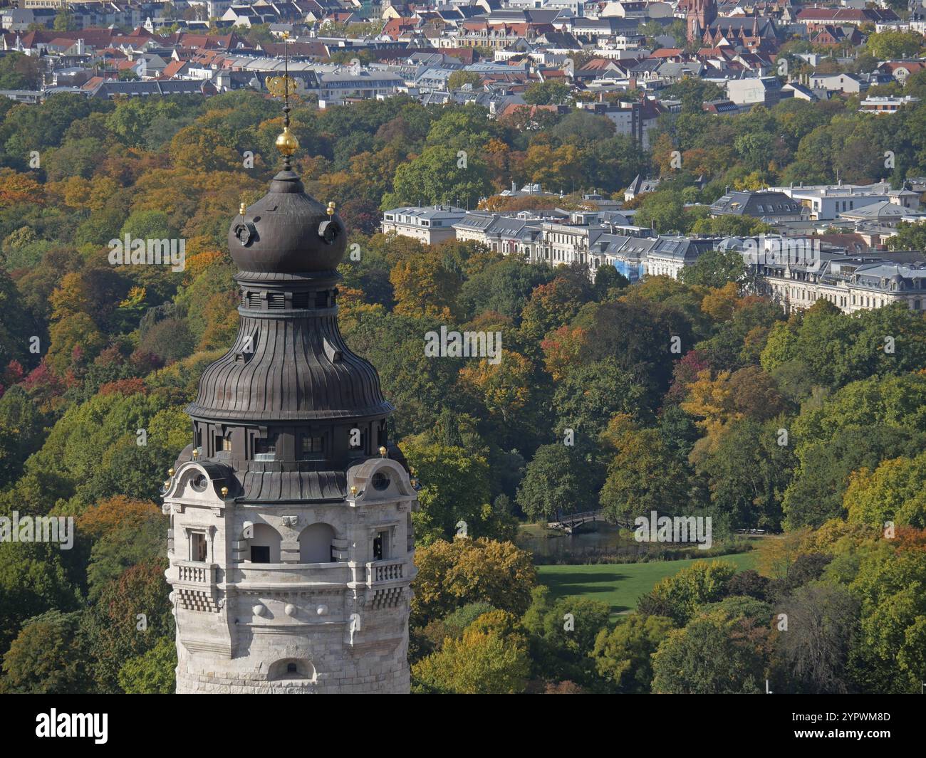 Leipzig von oben: Blick auf den Rathausturm und den Johannapark im Herbst. Sachsen, Deutschland, Europa Stockfoto