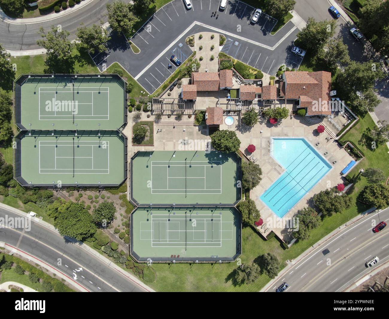 Luftaufnahme Schwimmbad und Tennisplatz in Mittelklasse Nachbarschaft Gemeinschaft in Rancho Bernardo, Südkalifornien, USA. August 2020 Stockfoto