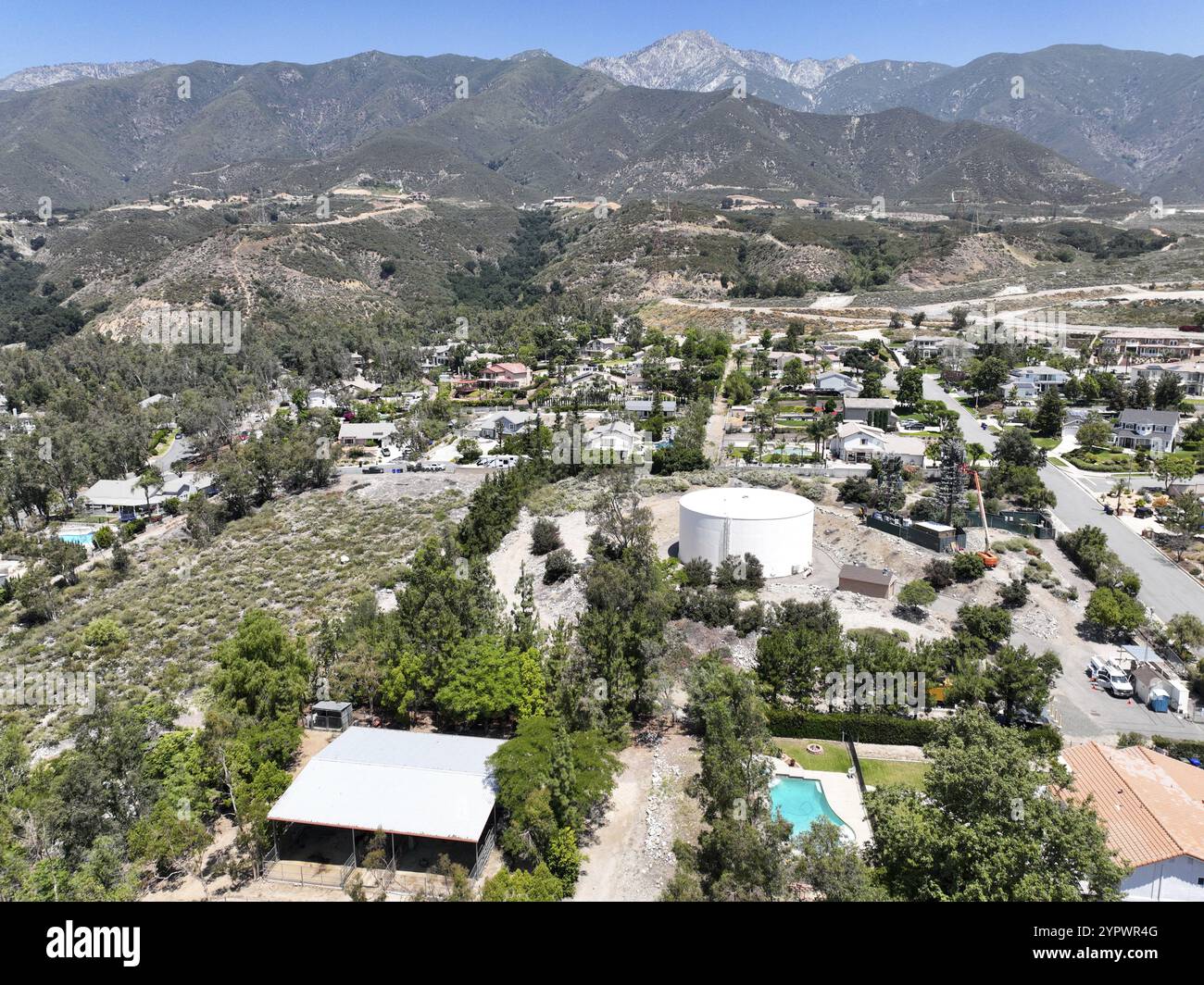 Aus der Vogelperspektive auf die wohlhabende Gemeinde Alta Loma und die Bergkette Rancho Cucamonga, Kalifornien, USA, Nordamerika Stockfoto