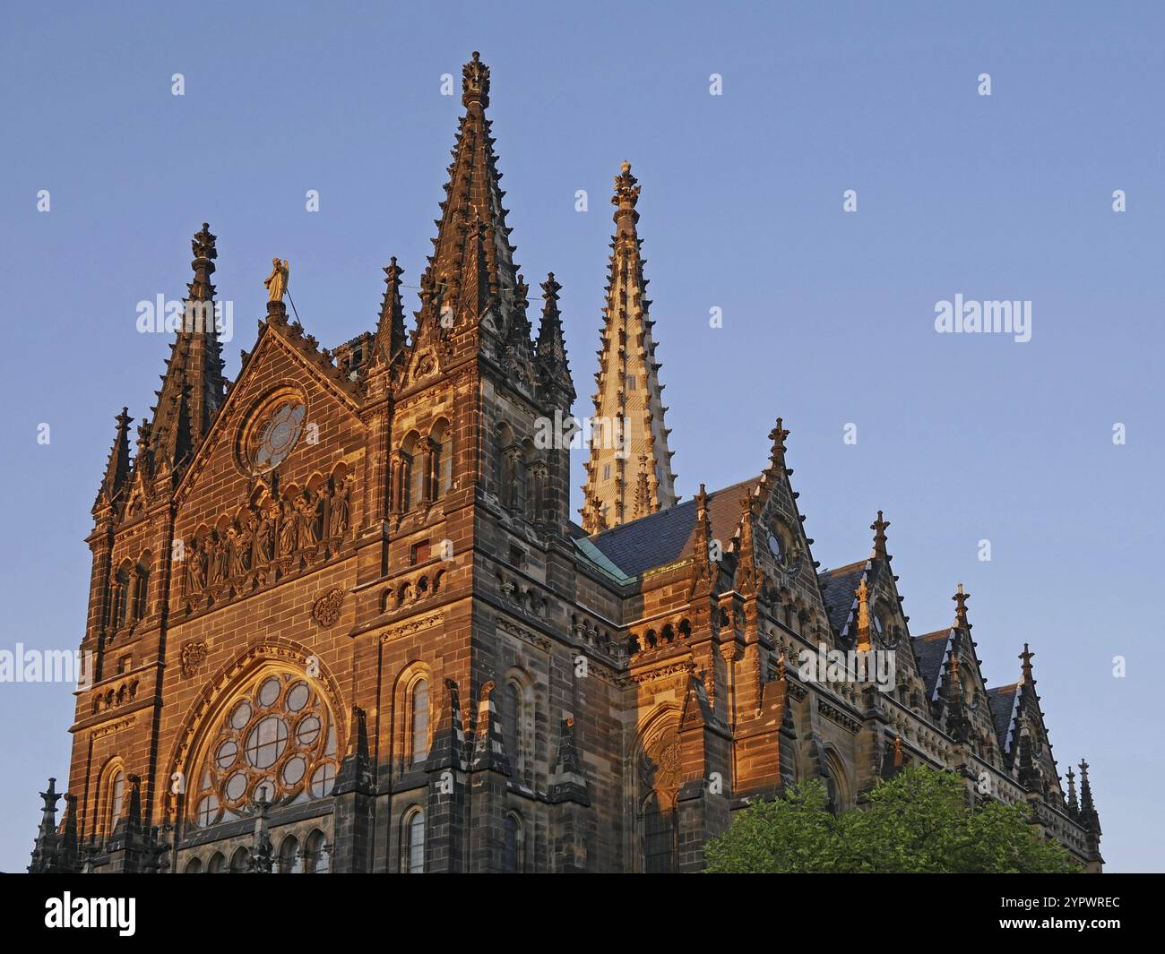 Im strahlenden Abendlicht: Die neogotische Peterskirche in Leipzigs südlichen Vororten. Sachsen, Deutschland, Europa Stockfoto