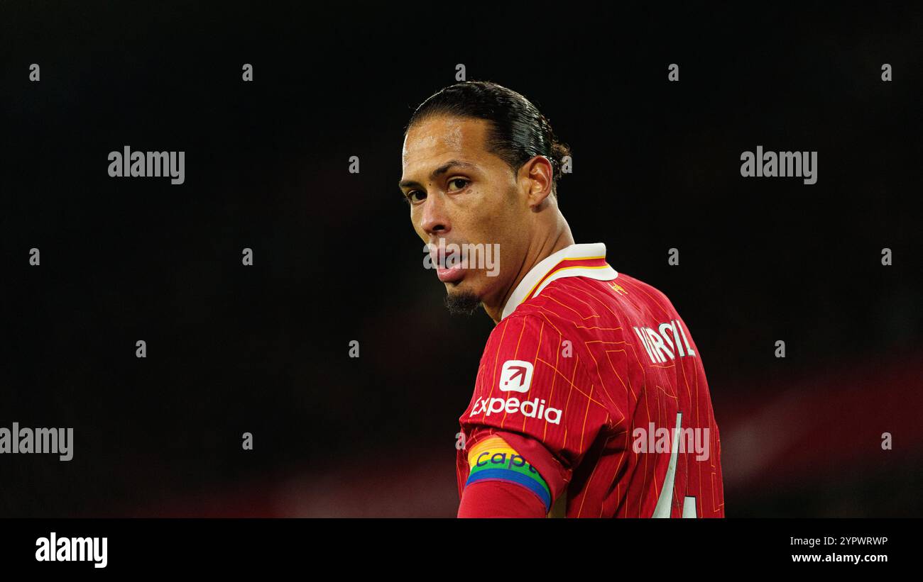 Anfield, Liverpool am Sonntag, 1. Dezember 2024. Der Liverpooler Virgil van Dijk wird am Sonntag, den 1. Dezember 2024, während des Premier League-Spiels zwischen Liverpool und Manchester City in Anfield, Liverpool, gespielt. (Foto: Steven Halliwell | MI News) Credit: MI News & Sport /Alamy Live News Stockfoto