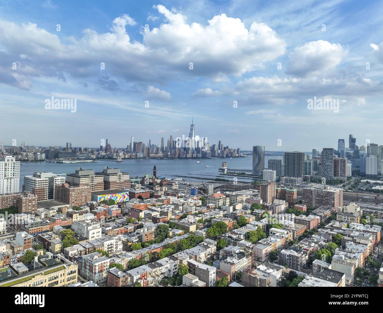 Luftaufnahme der Innenstadt von Hoboken und der Skyline von Manhattan im Hintergrund Stockfoto