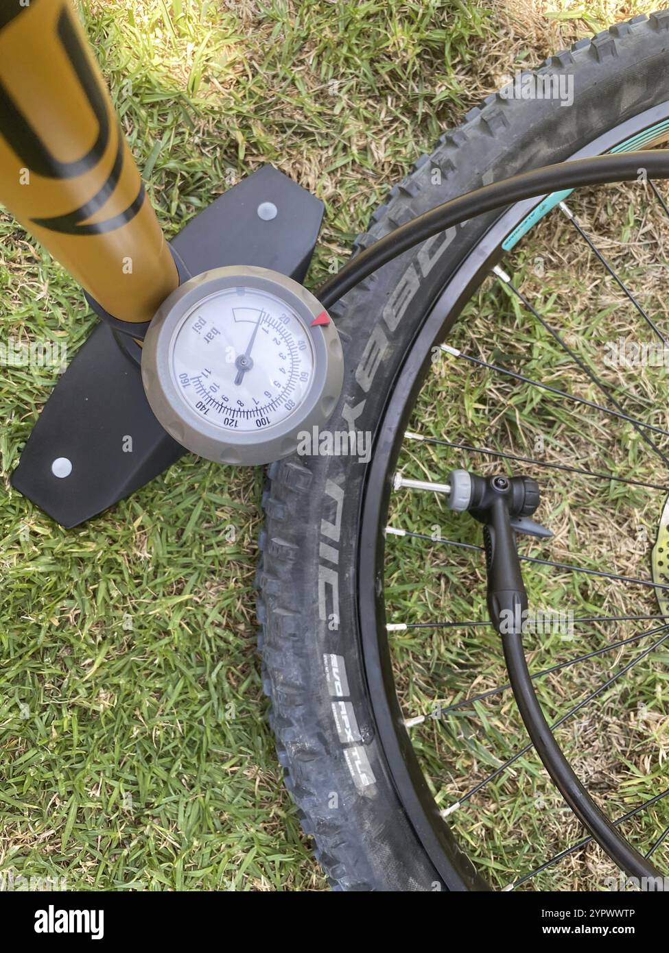 Fahrradbodenpumpe für Reifenreifen, San Diego, Kalifornien, USA. August 2020 Stockfoto