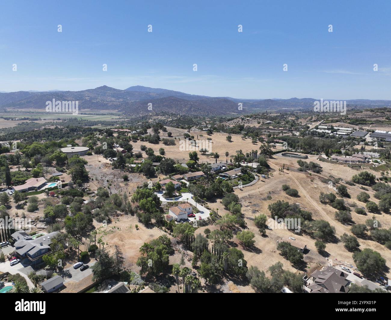 Luftaufnahme von trockenem Tal und Land mit Häusern und Scheune in Escondido, San Diego, Kalifornien Stockfoto