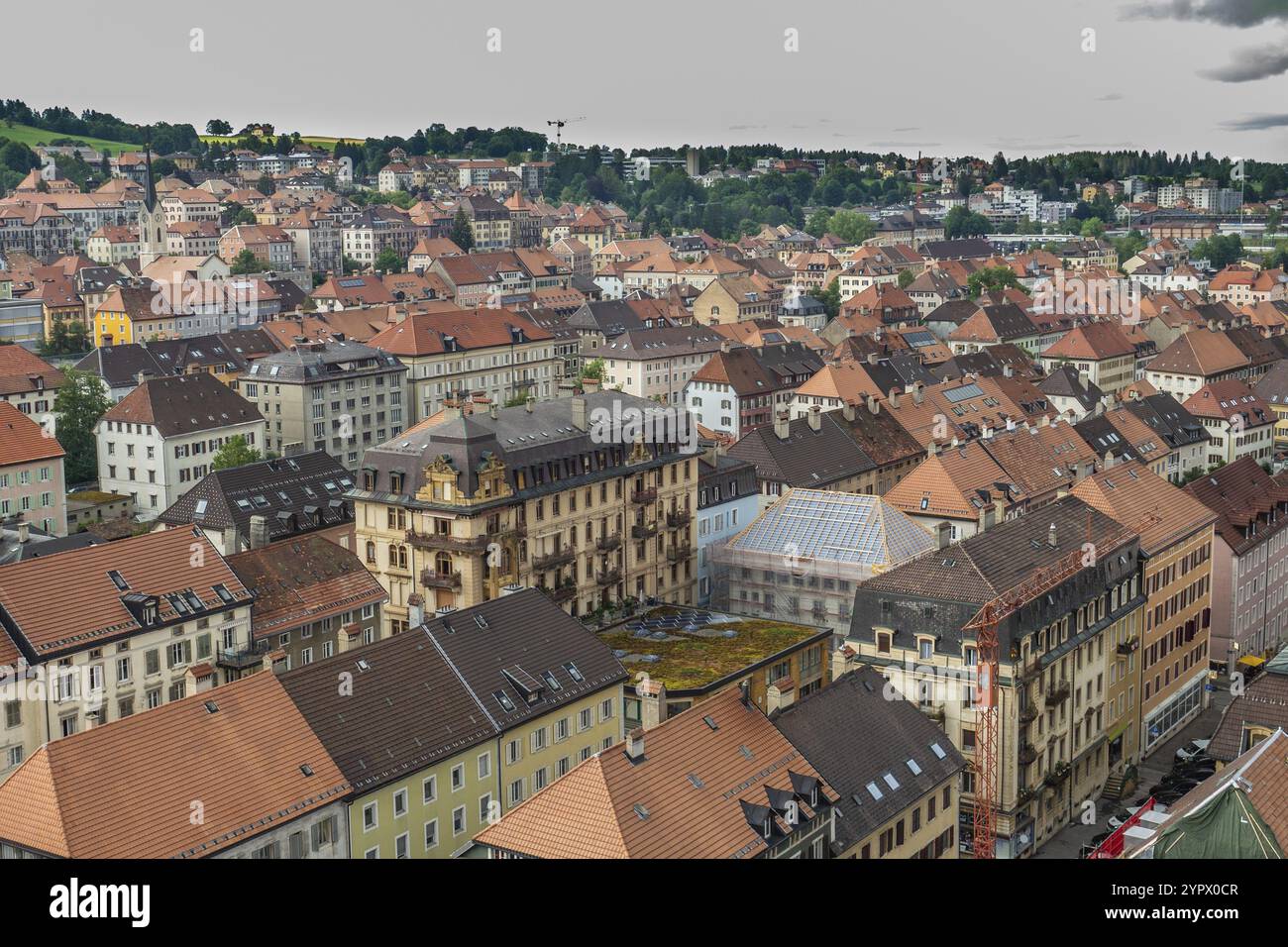 Die Stadt La-Chaux-de-Fonds in der Schweiz ist berühmt für ihre Schachbrettstruktur, die aus der Uhrenindustrie entstanden ist. Panoramablick über das ci Stockfoto