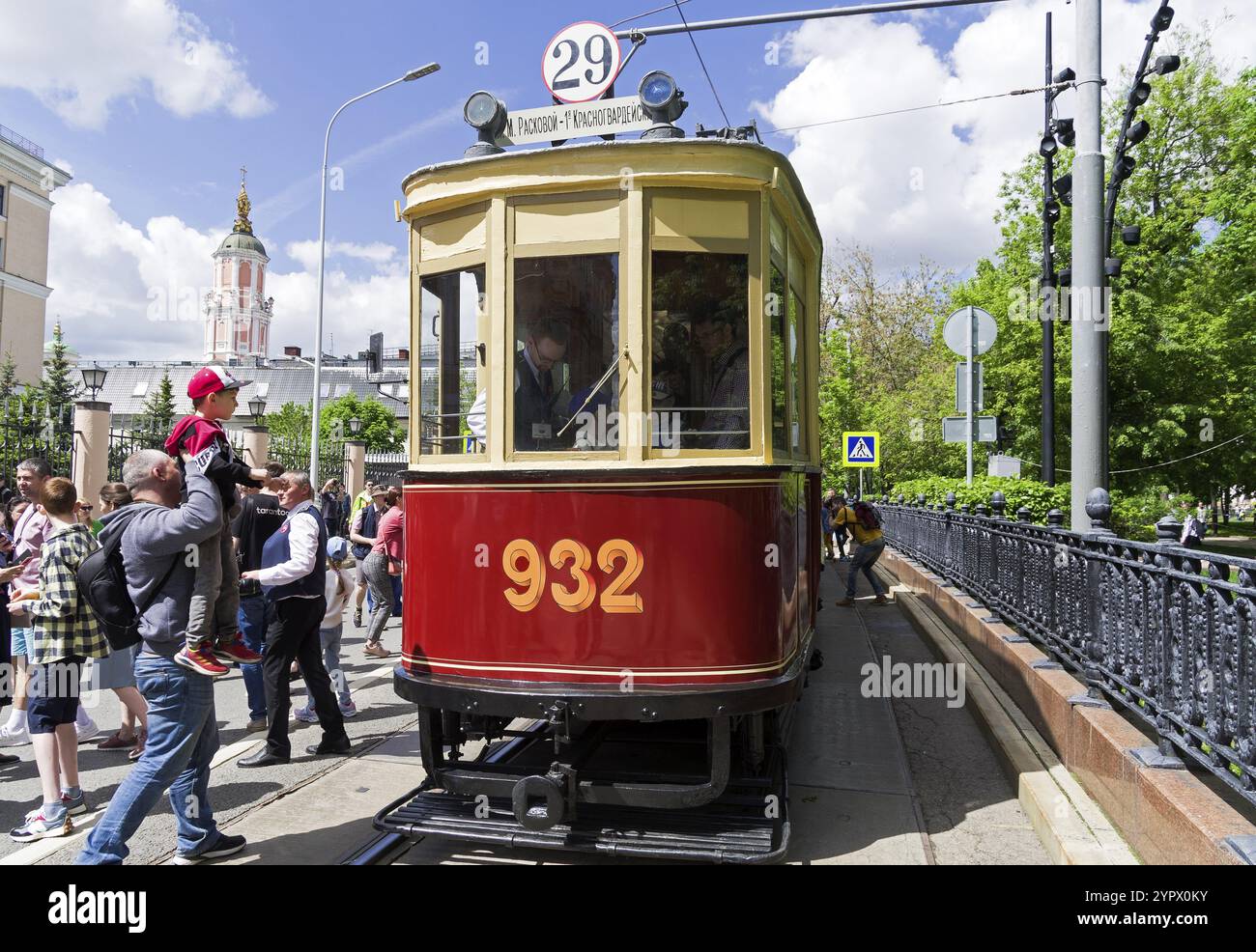 MOSKAU, RUSSLAND, 4. Jube 2022: Ein alter Straßenbahnwagen (Baujahr 1930) beim jährlichen Moskauer Straßenbahnfest. Moskau, Chistoprudny Boulevard Stockfoto