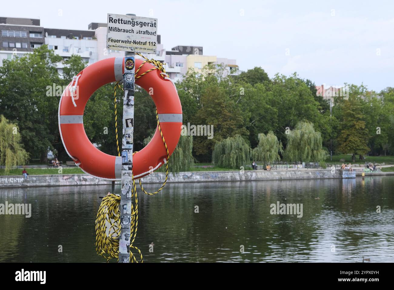 Berlin, Deutschland, 14. August 2023, Lifebuoy hilft ertrinkenden Opfern in Urbanhfen in Kreuzberg mit Feuerwehr-Notruf und Mahnung missbräuchlicher Verwendung Strafe Stockfoto