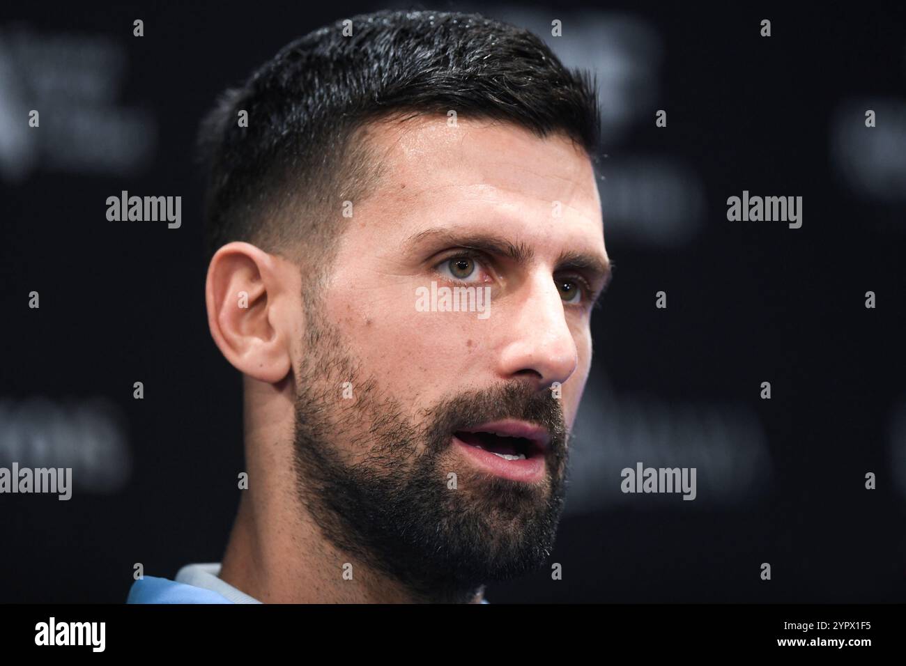 Buenos Aires (1. Dezember 2024). Novak Djokovic (Serbien) während einer Pressekonferenz vor der Ausstellung und dem Abschiedsspiel von Juan Martin del Potro Credit: Mariano Garcia/Alamy Live News Stockfoto