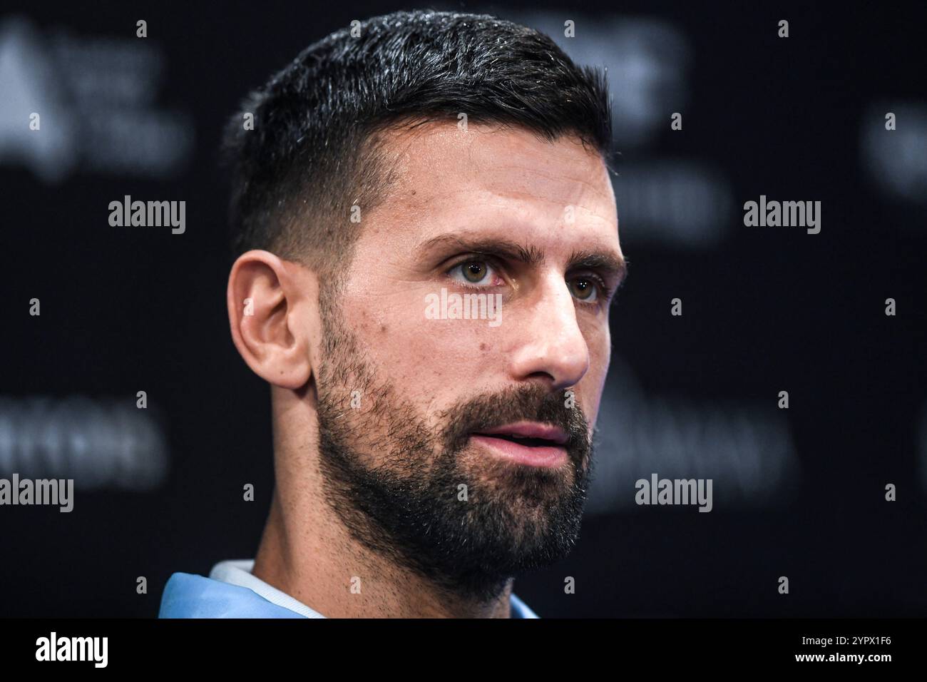 Buenos Aires (1. Dezember 2024). Novak Djokovic (Serbien) während einer Pressekonferenz vor der Ausstellung und dem Abschiedsspiel von Juan Martin del Potro Credit: Mariano Garcia/Alamy Live News Stockfoto