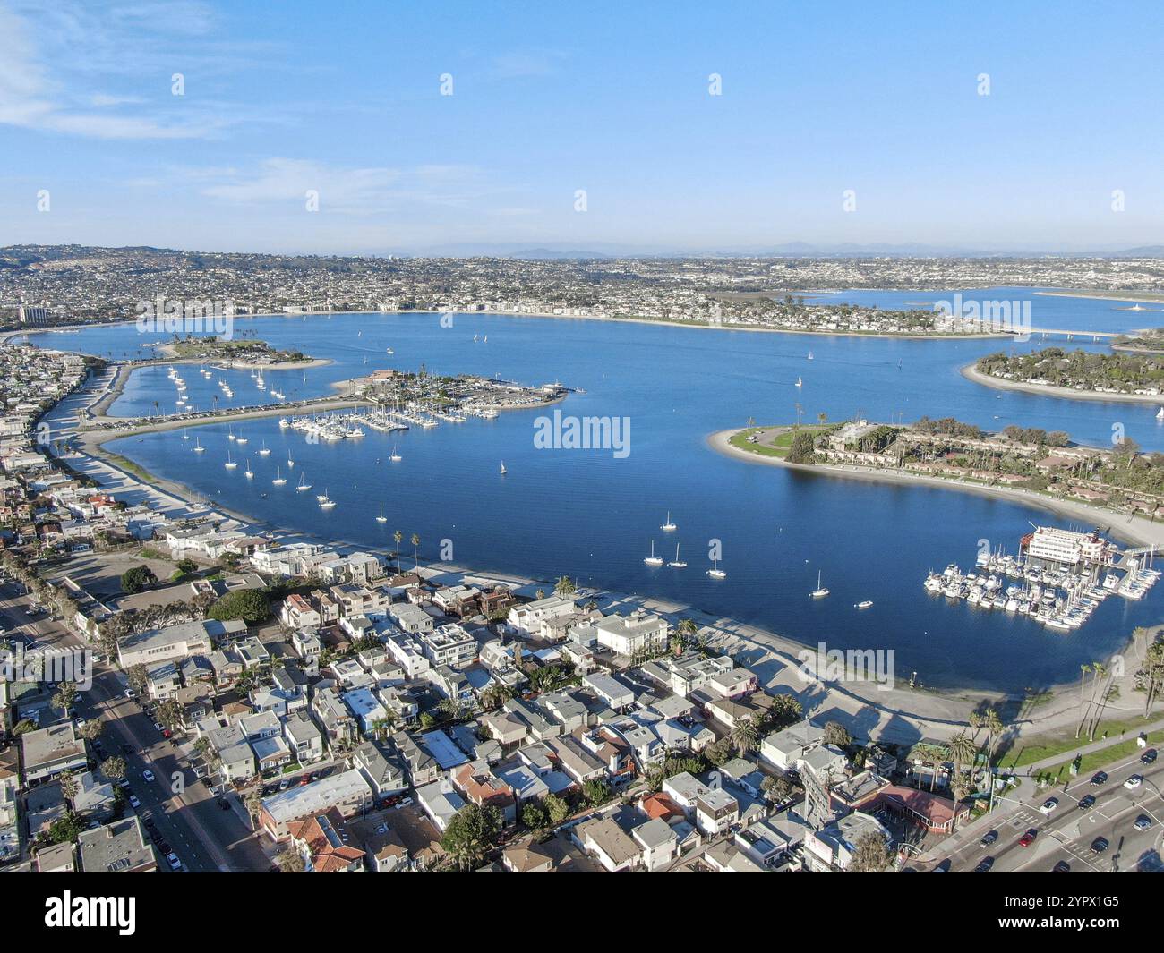 Luftaufnahme von Mission Bay und Strand in San Diego im Sommer, Kalifornien. USA. Gemeinschaft auf einer Sandbar mit Villen, Seehafen und Erholungsmöglichkeiten gebaut Stockfoto