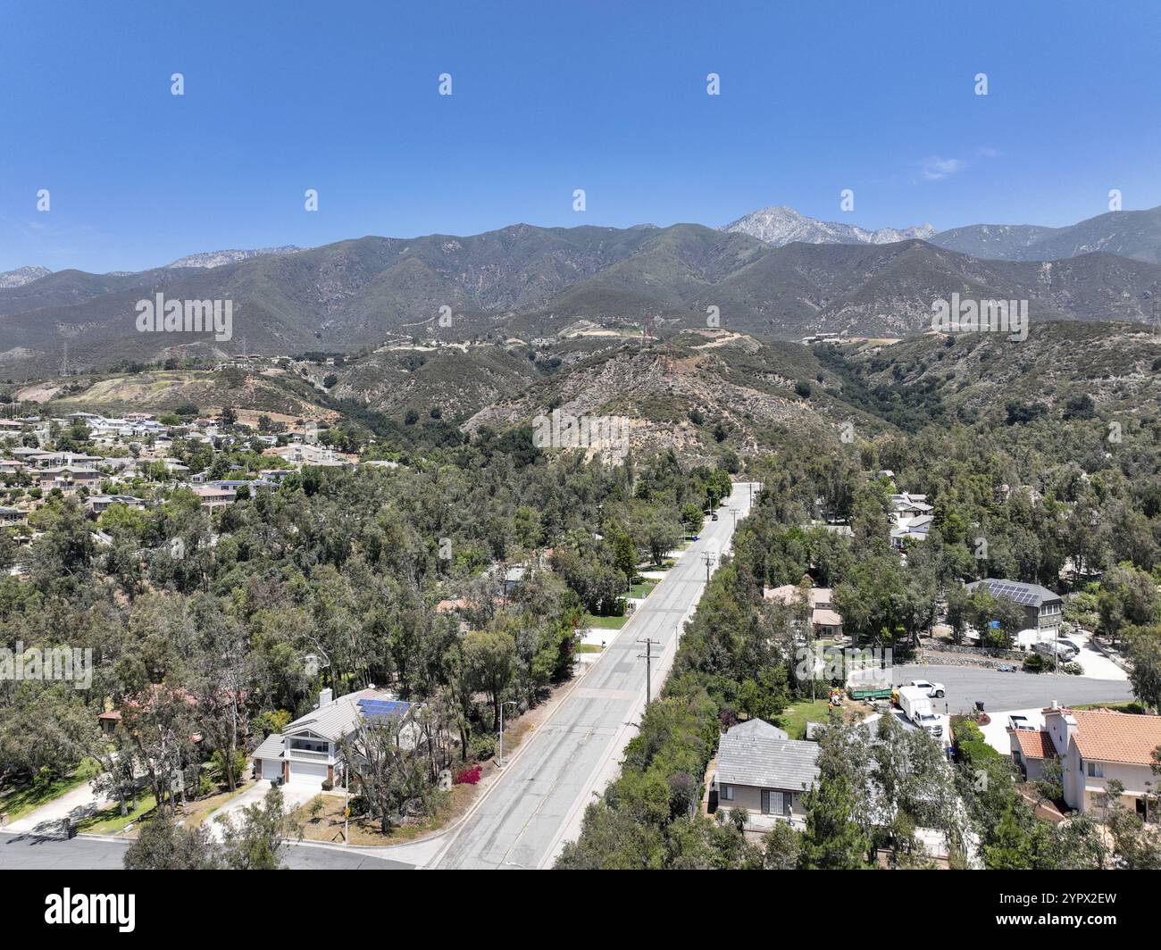 Aus der Vogelperspektive auf die wohlhabende Gemeinde Alta Loma und die Bergkette Rancho Cucamonga, Kalifornien, USA, Nordamerika Stockfoto