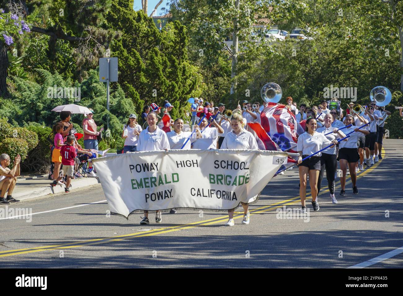 Poway High School Marching Band, 4. Juli Independence Day Parade in Rancho Bernardo, San Diego, Kalifornien, USA. Junger Schüler, der mit Flaggen und Parade läuft Stockfoto