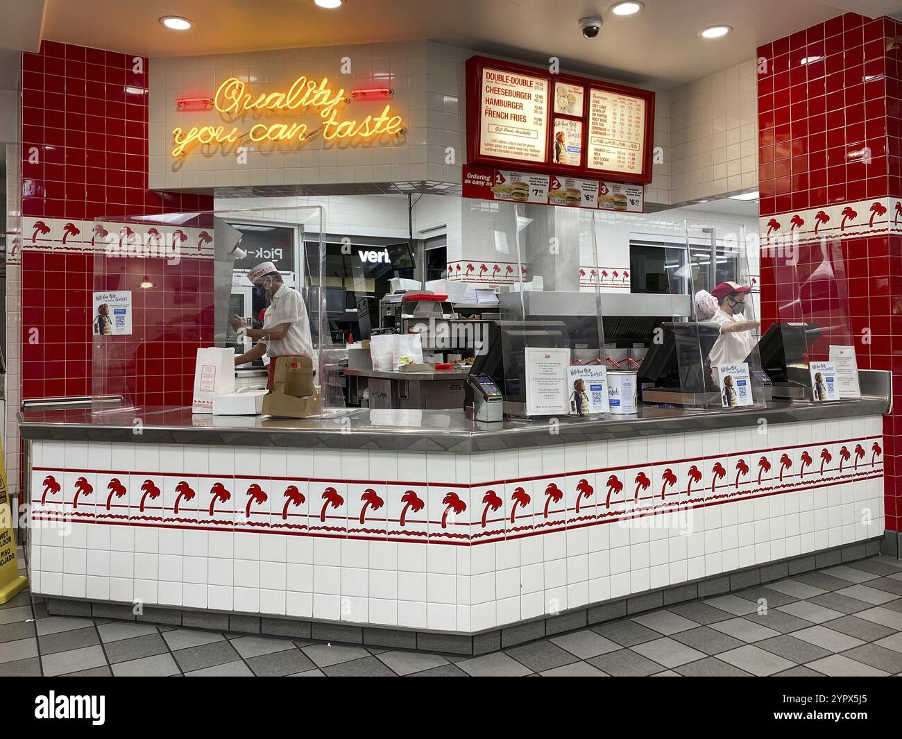 Inside in-N-Out ist eine Fast-Food-Burger-Kette mit Unternehmen im Südwesten der USA. In-N-Out Burger ist ein privates Unternehmen mit 313 Standorten. San Diego, USA, A Stockfoto