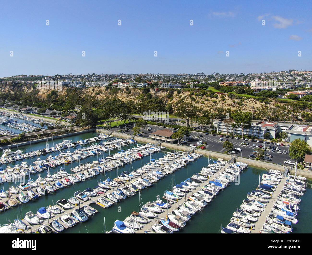 Luftaufnahme von Dana Point Harbor und ihre Marina mit Jacht und Segelboot. südlichen Orange County, Kalifornien. USA Stockfoto