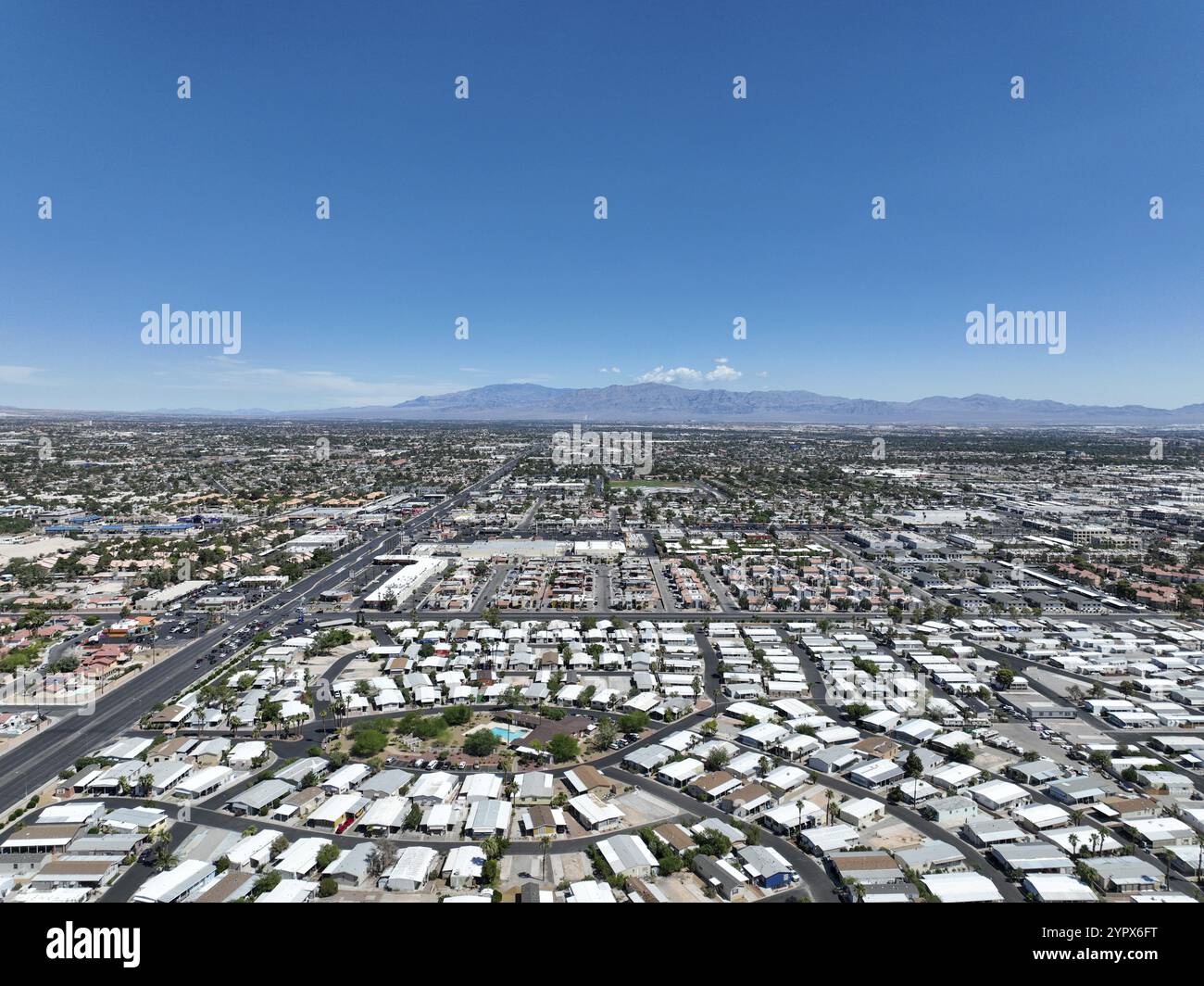 Blick aus der Vogelperspektive über die städtischen Vorstädte in Las Vegas Nevada mit Straßen, Dächern und Häusern Stockfoto