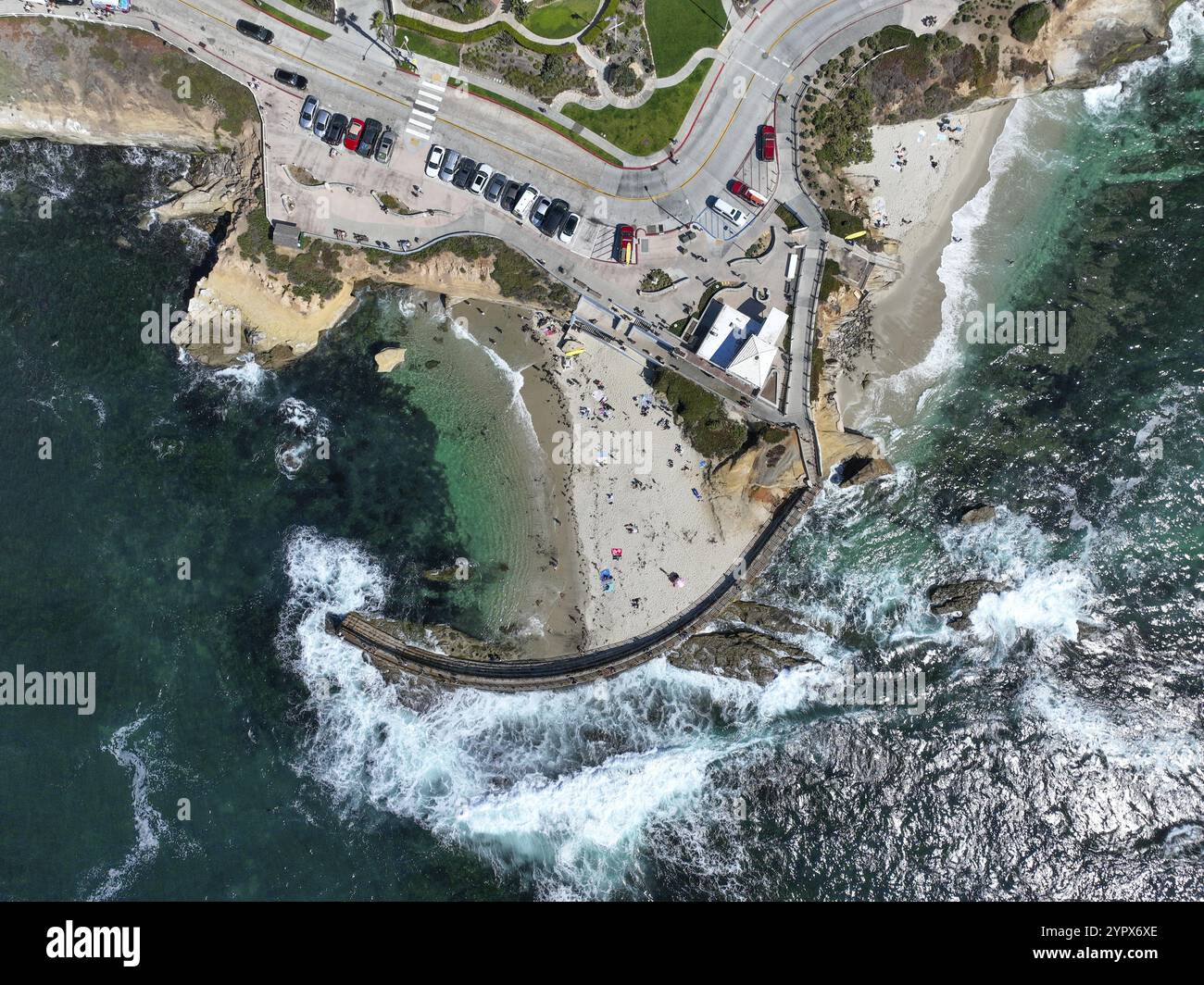 Blick aus der Vogelperspektive auf die Bucht La Jolla und den Strand in San Diego, Kalifornien. Reiseziel in den USA Stockfoto
