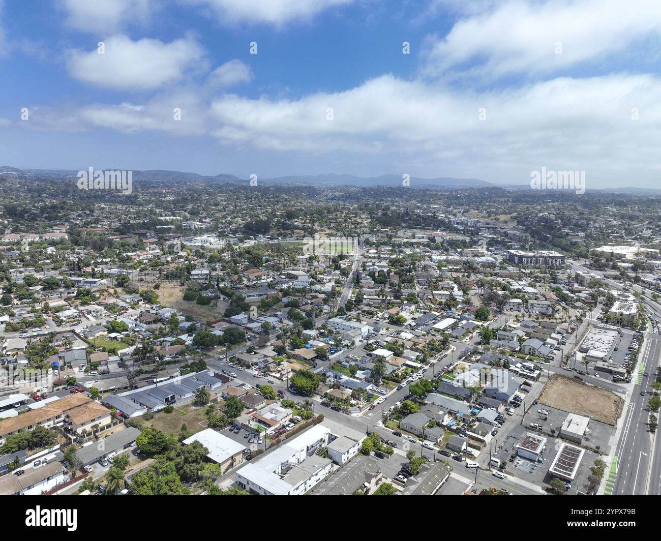 Luftaufnahme von Häusern und Gemeinden in Vista, Carlsbad im North County von San Diego, Kalifornien. USA Stockfoto