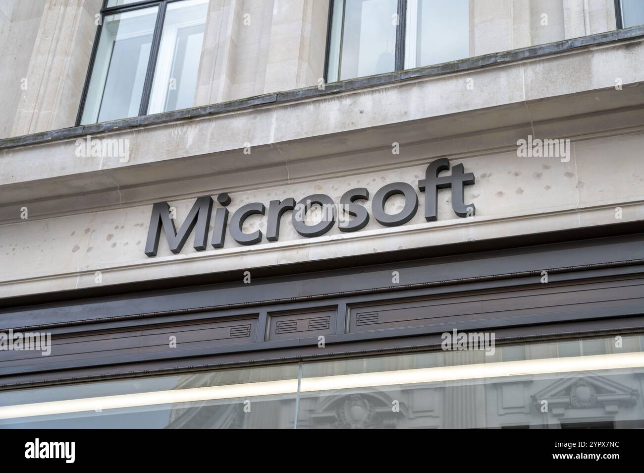 London, Großbritannien, 23. März 2024: Microsoft Store in London. Microsoft-Signatur Stockfoto