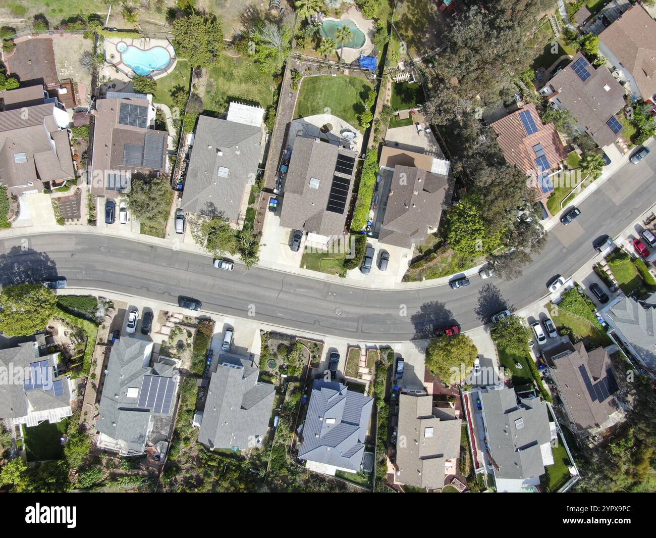 Blick von oben auf die Straße der oberen Mittelklasse mit Wohnhaus und Swimmingpool in San Diego, Kalifornien, USA, Nordamerika Stockfoto
