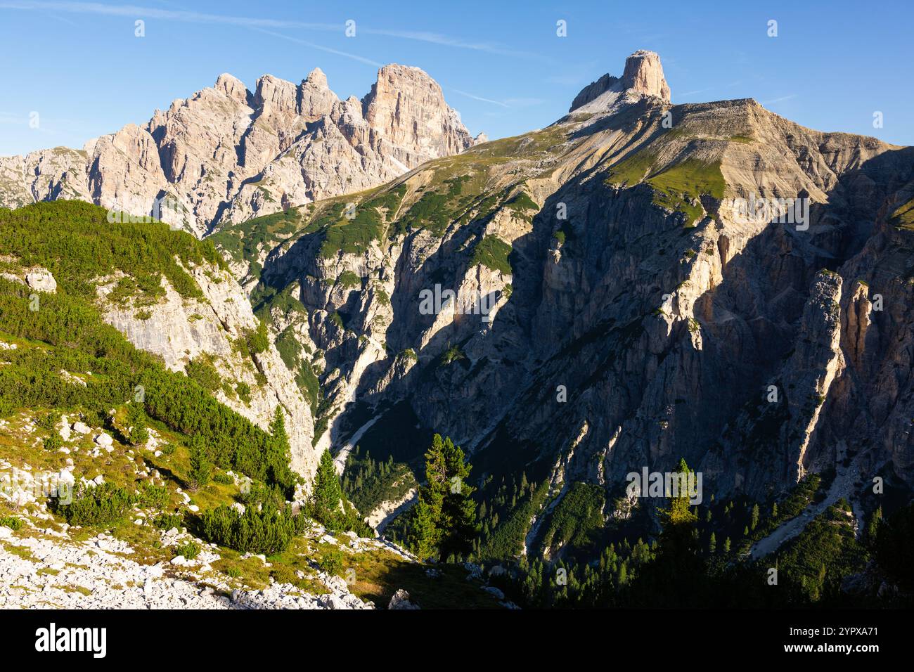 Unberührte Orte in der Nähe von Gipfeln in den Dolomiten. Heller, sonniger Tag in hohen Bergen. Stockfoto