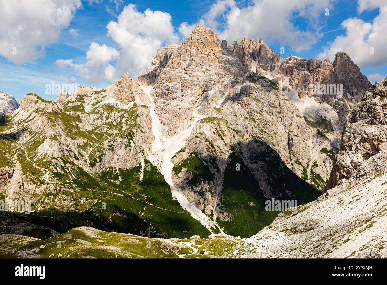 Unberührte Orte in der Nähe von Gipfeln in den Dolomiten. Heller, sonniger Tag in hohen Bergen. Stockfoto