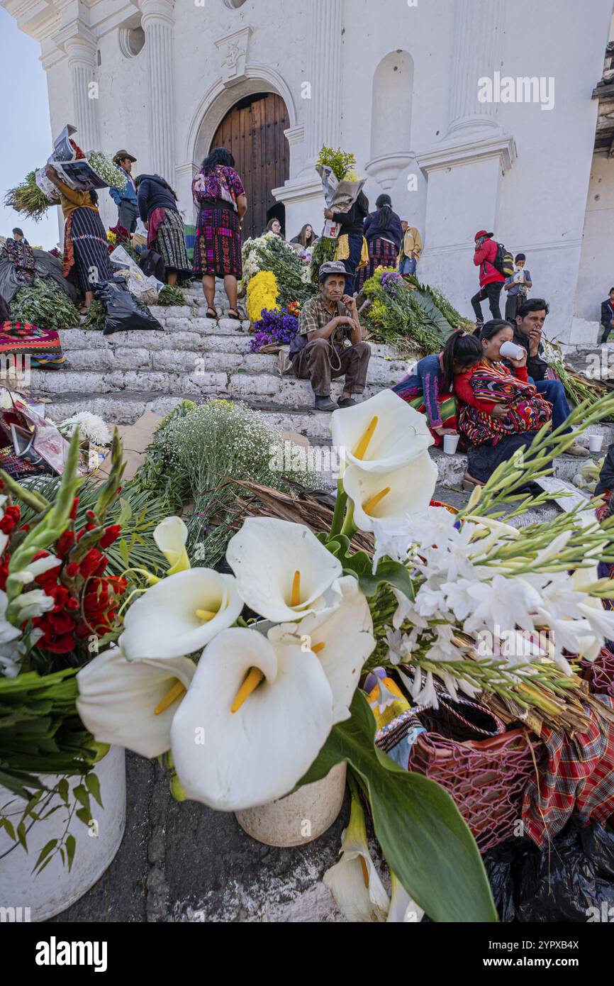 Mercado de flores frente a la Iglesia de Santo Tomas, Chichicastenango, Quiche, Guatemala, America Central, Zentralamerika Stockfoto