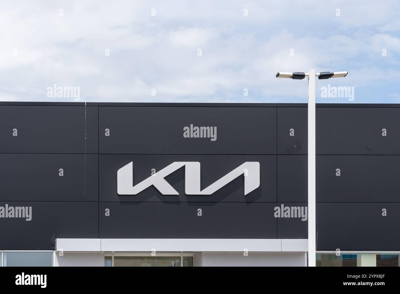 Kia-Logo-Schild auf dem Gebäude des Händlerbetriebs in Dublin, Kalifornien, USA. Stockfoto