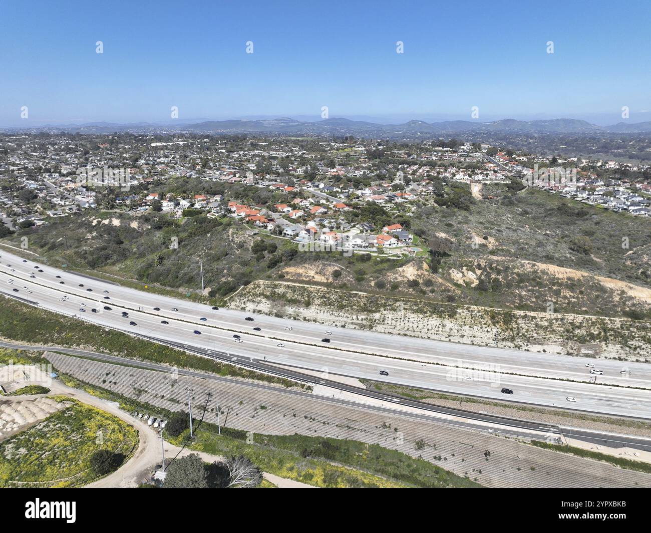 Luftaufnahme des Autobahnverkehrs mit kleinem Verkehr, Autobahnkreuz und -Kreuzung, San Diego Freeway Interstate 5, Kalifornien Stockfoto