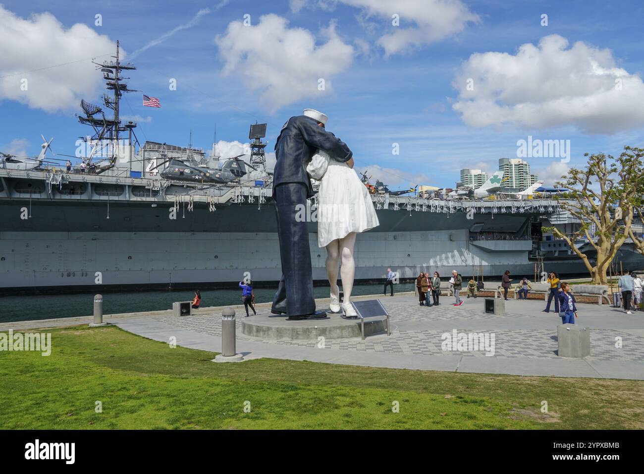 Kissing Seemann Statue, Port of San Diego. Auch bekannt als bedingungslose Kapitulation, erschafft berühmte Umarmung zwischen einem Seemann und einer Krankenschwester feiert die Stockfoto