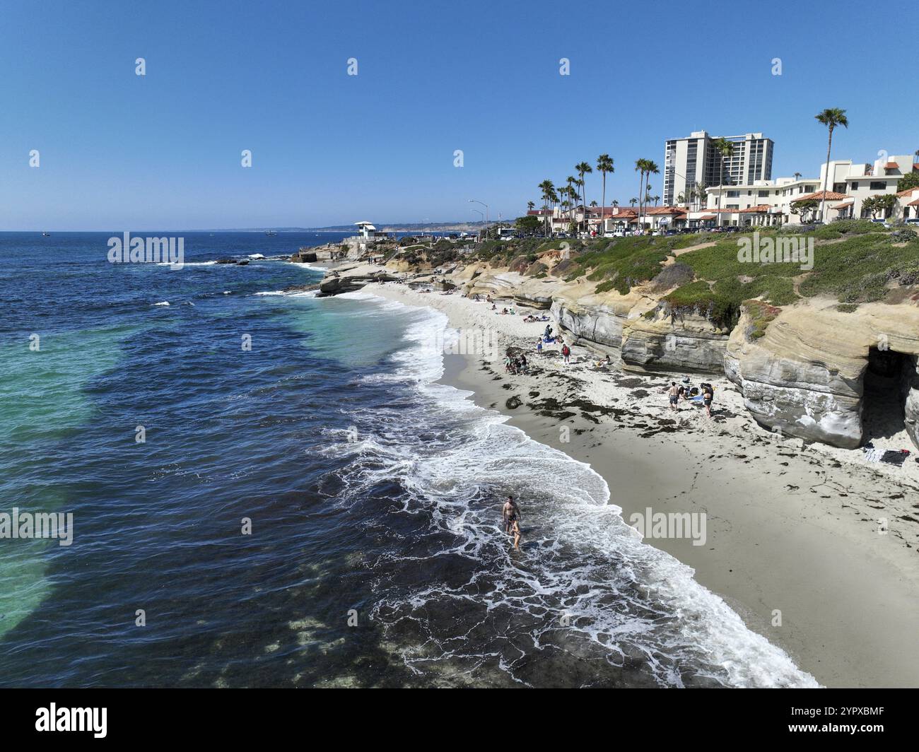 Blick aus der Vogelperspektive auf die Bucht La Jolla und den Strand in San Diego, Kalifornien. Reiseziel in den USA Stockfoto