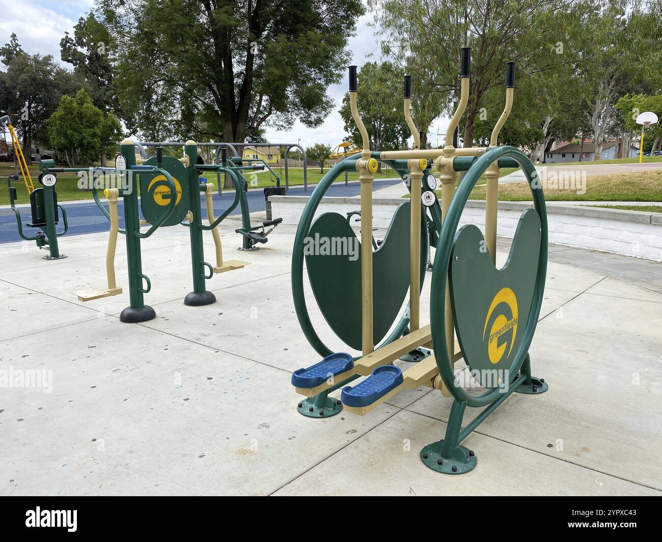 Fitnessgeräte im Freien in einem öffentlichen Park. Kostenlose Fitnessgeräte, 16. Juni 2021, Placentia, Kalifornien, USA, Nordamerika Stockfoto