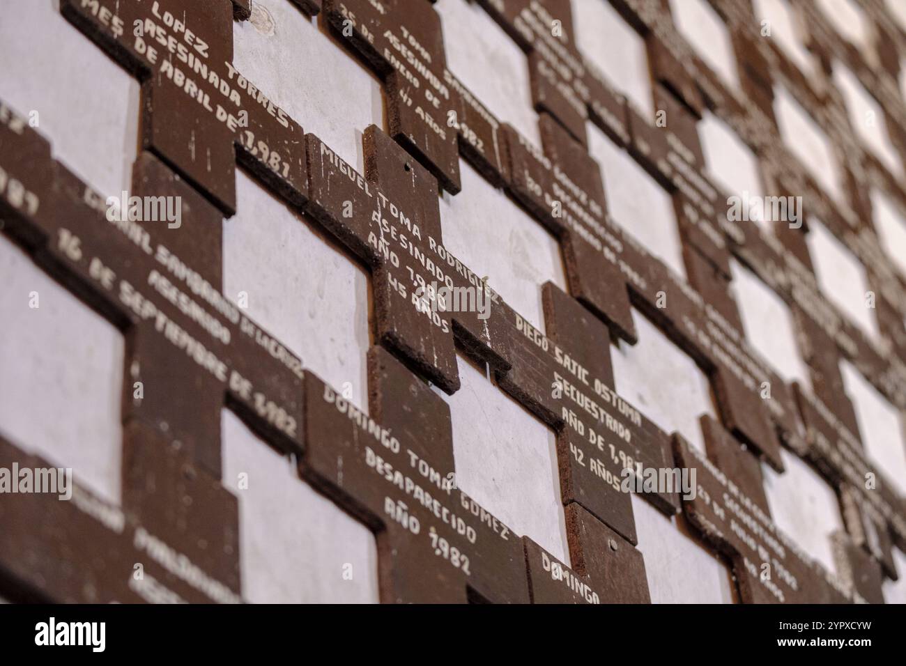 Cruces que indican los nombres y las fechas en las que murieron personas de la localidad, victimas del Conflicto armado interno, San Juan Cotzal, Dep Stockfoto