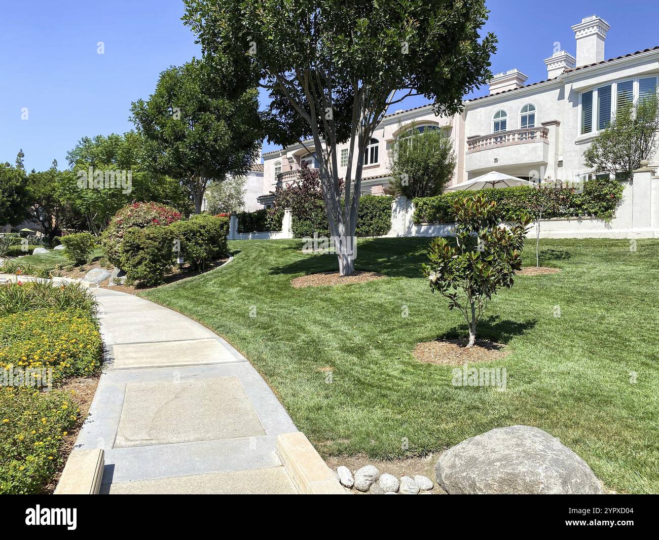 Öffentlicher Park mit grünem Garten und Landschaftsdesign, umgeben von einer Villa in La Jolla, Kalifornien. USA Stockfoto