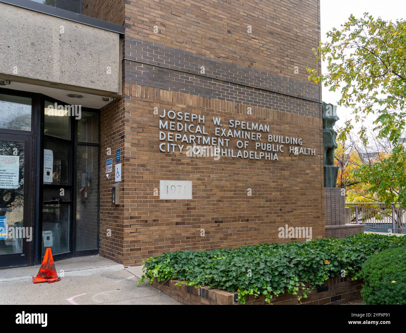 Joseph W. Spelman Medical Examiner Building - Department of Public Health, Stadt Philadelphia Schild auf dem Gebäude. Stockfoto