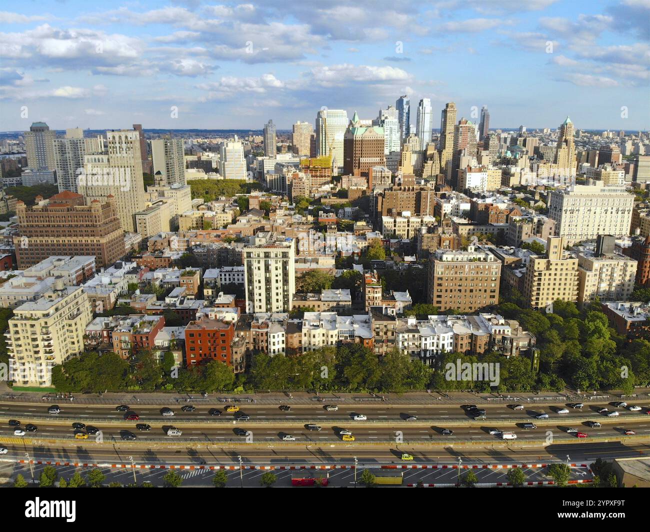 Blick aus der Vogelperspektive auf die Innenstadt von Brooklyn. New York City. Brooklyn ist der bevölkerungsreichste der fünf Stadtteile von New York. Traditionelles Gebäude in Brooklyn Heights Stockfoto