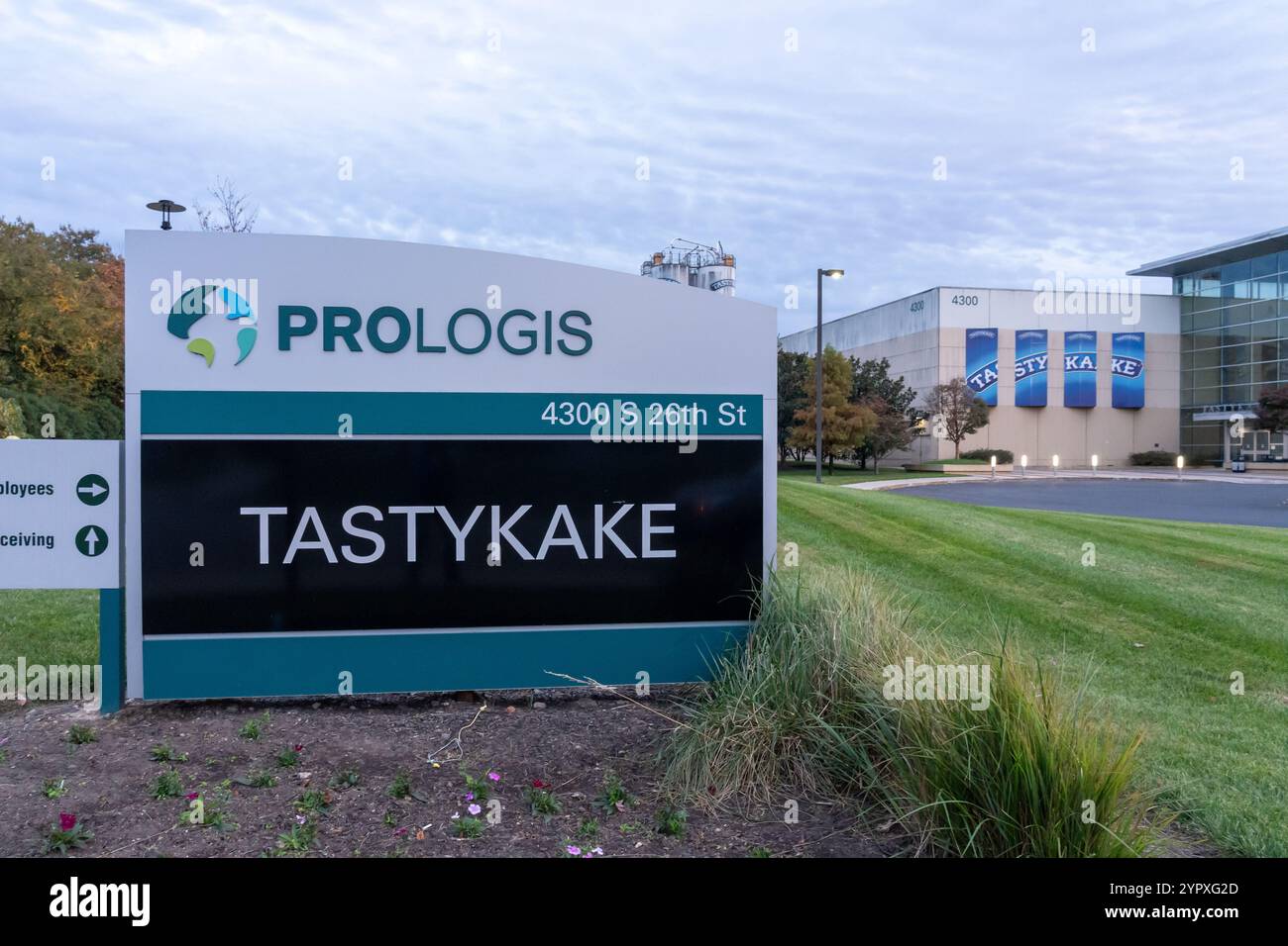 Tastykake-Schild vor dem Hauptsitz der Tastykake Company in Philadelphia, PA, USA, Stockfoto