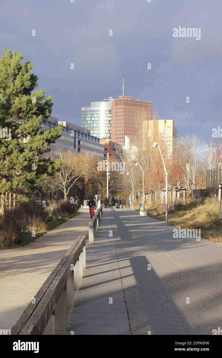 Berlin, 27. Dezember 2023, Blick vom Park am Gleisdreieck auf das Gebäudeensemble am Potsdamer Platz mit Bahnturm und Kollhofftower, Europa Stockfoto