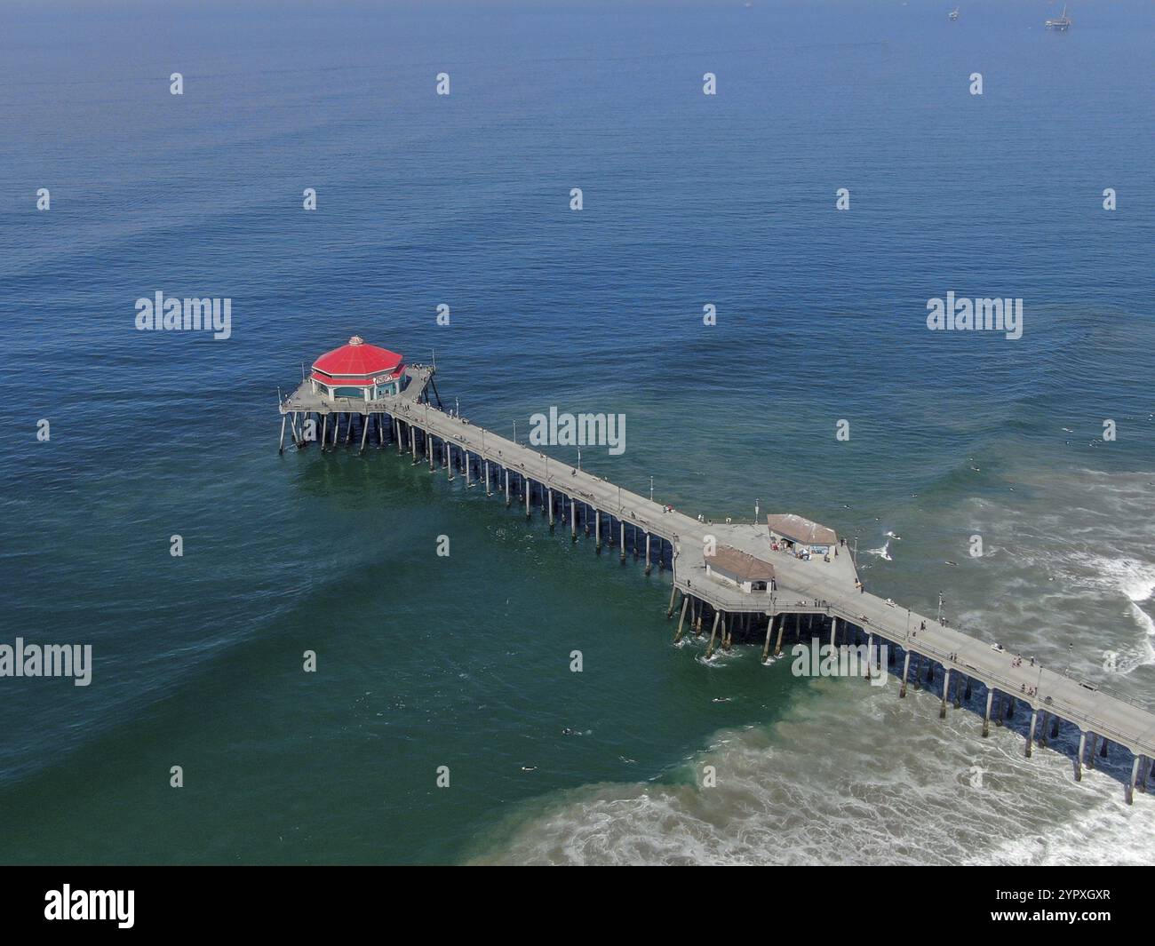 Blick aus der Vogelperspektive auf Huntington Pier, Strand und Küste an sonnigen Sommertagen, südöstlich von Los Angeles. Kalifornien. Ziel für Surfer und Touristen Stockfoto