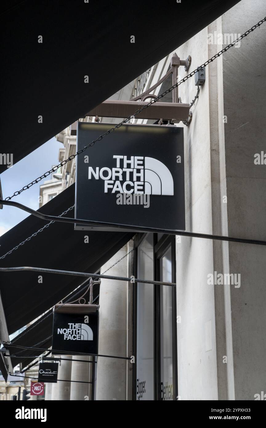London, UK, 23. März 2024: Das North Face Logo. Markenzeichen. Der Laden North Face in London. UK Stockfoto