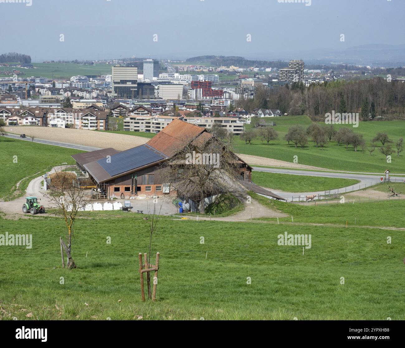 Situation der Zersiedelung in der Schweiz, Europa: Städtische Wohngebiete nähern sich langsam dem Ackerland Stockfoto