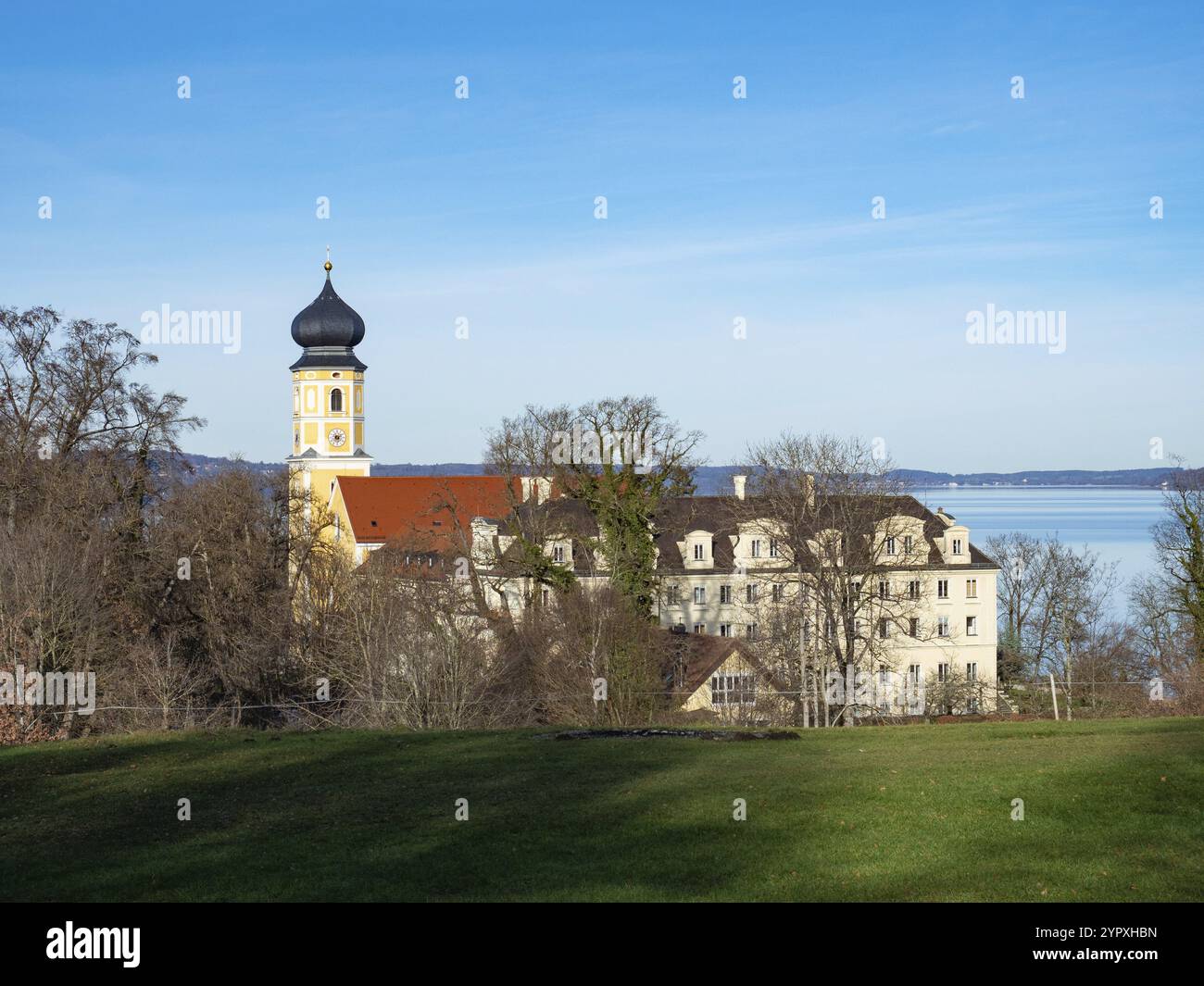 Wunderschöner Blick vom Hügel auf das berühmte Kloster Bernried, Bayern, Deutschland, direkt am Starnberger See, mit seinem bauchigen Sp Stockfoto