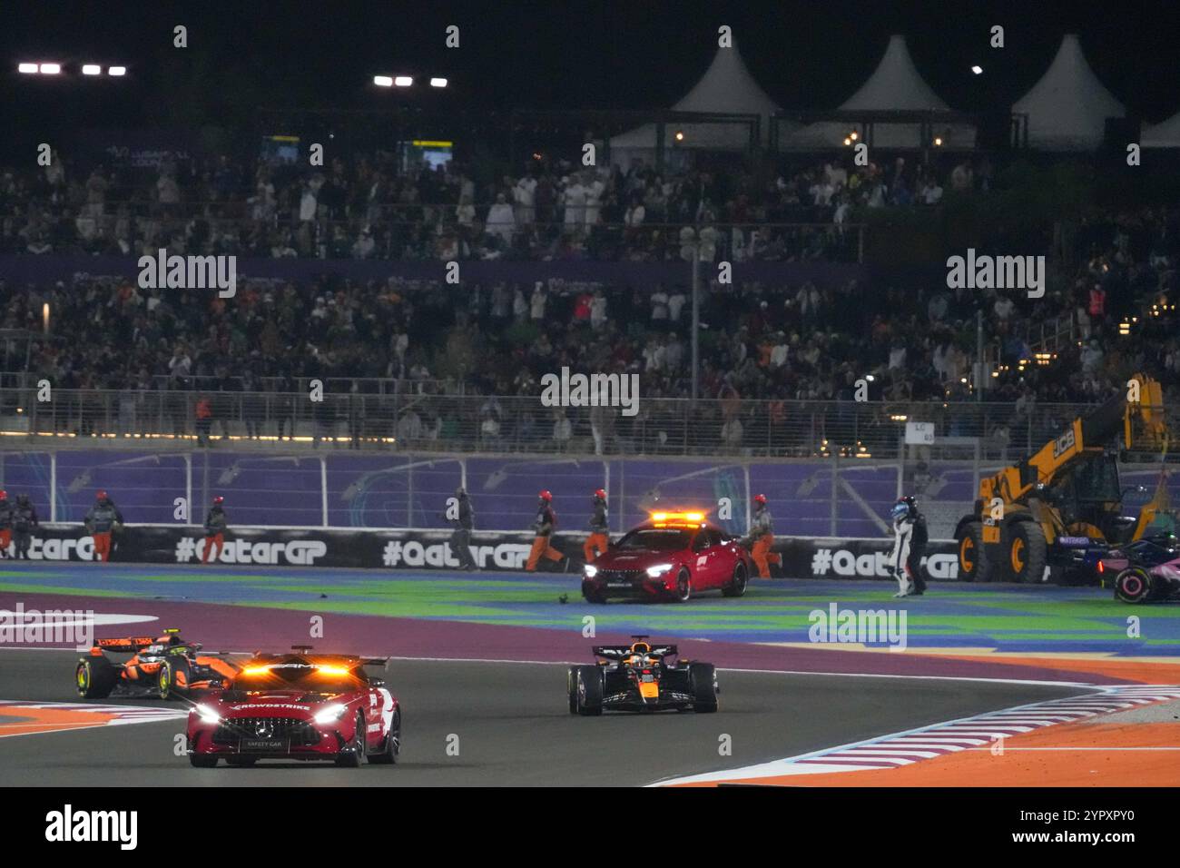 Doha, Katar. November 2024. 11/28/2024 - Max Verstappen (NED) - Oracle Red Bull Racing - Red Bull RB20 - Honda RBPT und Lando Norris (GBR) - McLaren Formel 1 Team - McLaren MCL38 - Mercedes behi Safety Car - Mercedes AMG GT Black Series während des Rennens vom 01.12.2024, Lusail International Circuit, Doha, Formel 1 Katar Airways Qatar Grand Prix 2024 (Foto von Alessio de Marco/SIPA USA) Stockfoto