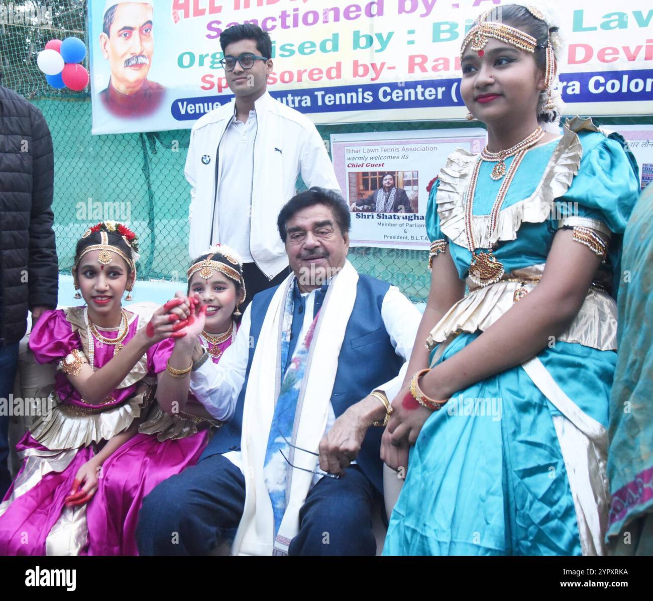 Patna, Indien. Dezember 2024. PATNA, INDIEN - 1. DEZEMBER: Filmstar und TMC-MP Shatrughan Sinha mit Kindern beim Deshratna Dr. Rajendra Prasad All India Men's Tennis Tournament 2024 in Pataliputra am 1. Dezember 2024 in Patna, Indien. (Foto: Santosh Kumar/Hindustan Times/SIPA USA) Credit: SIPA USA/Alamy Live News Stockfoto